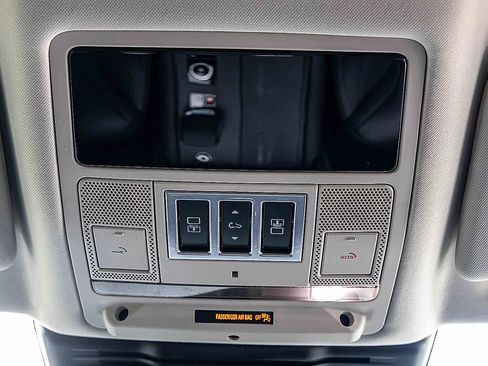 Used 2024 Land Rover Discovery S image 16