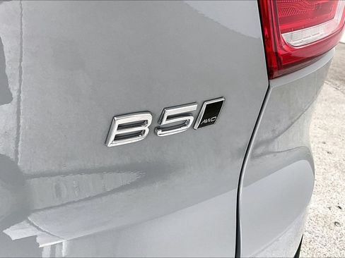 Used 2024 Volvo XC40 B5 Plus AWD/4WD image 42