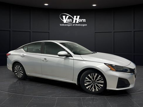Used 2023 Nissan Altima 2.5 SV FWD image 1
