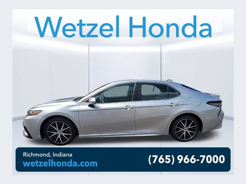 Used 2023 Toyota Camry SE FWD image 1