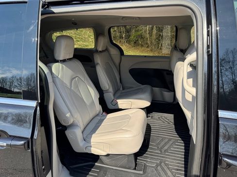 Used 2021 Chrysler Pacifica Touring-L image 17