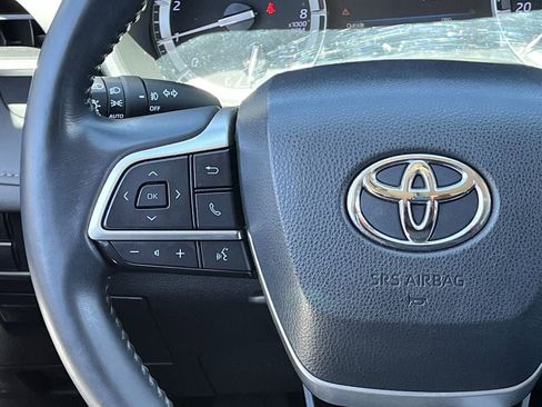 Used 2022 Toyota Highlander XLE FWD image 12