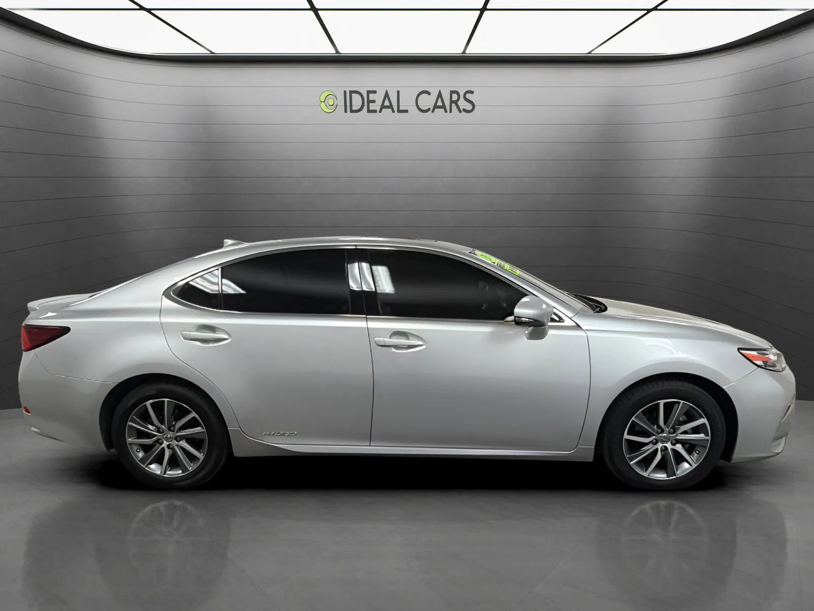 Used 2016 Lexus ES 300h w/ Luxury Package w/Wood Trim FWD image 4