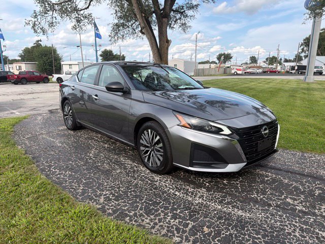 Used 2024 Nissan Altima 2.5 SV FWD image 2