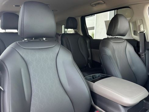 New 2026 Kia Carnival EX FWD image 15