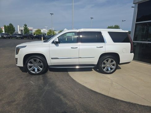 Used 2018 Cadillac Escalade Luxury image 3