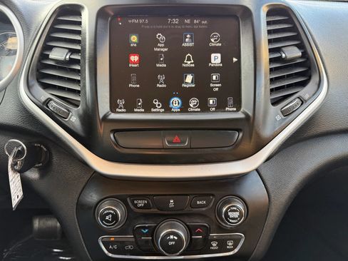 Used 2017 Jeep Cherokee Latitude w/ Comfort & Sound Group FWD image 25