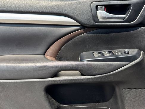Used 2018 Toyota Highlander XLE AWD/4WD image 11