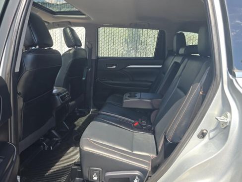 Used 2019 Toyota Highlander XLE AWD/4WD image 7
