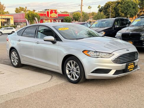 Used 2017 Ford Fusion SE w/ Fusion SE Technology Package FWD image 2