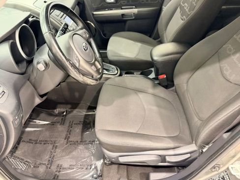 Used 2013 Kia Soul + FWD image 21