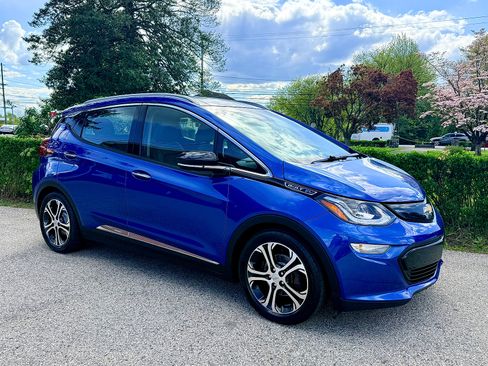 Used 2017 Chevrolet Bolt Premier w/ Driver Confidence II Package FWD image 2