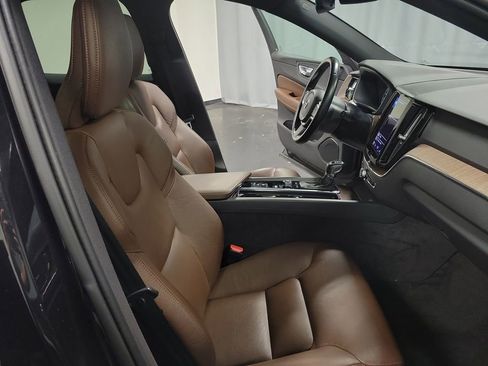 Used 2021 Volvo XC60 T5 Momentum image 21