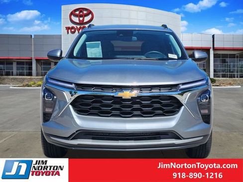 Used 2025 Chevrolet Trax LT w/ LT Convenience Package FWD image 2