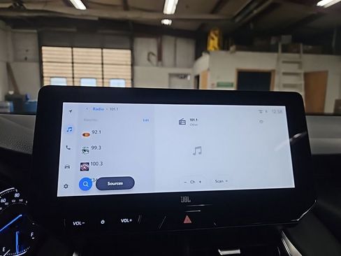 Used 2024 Toyota Venza XLE image 18