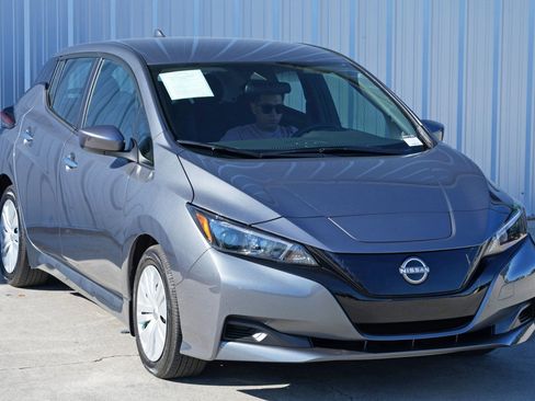 Used 2025 Nissan Leaf S image 47