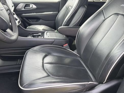 Used 2025 Chrysler Pacifica Limited FWD image 19