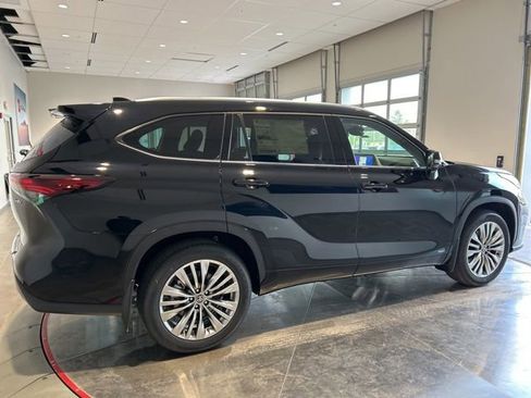 New 2026 Toyota Highlander Platinum AWD/4WD image 8