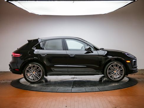Certified 2025 Porsche Macan AWD/4WD image 8
