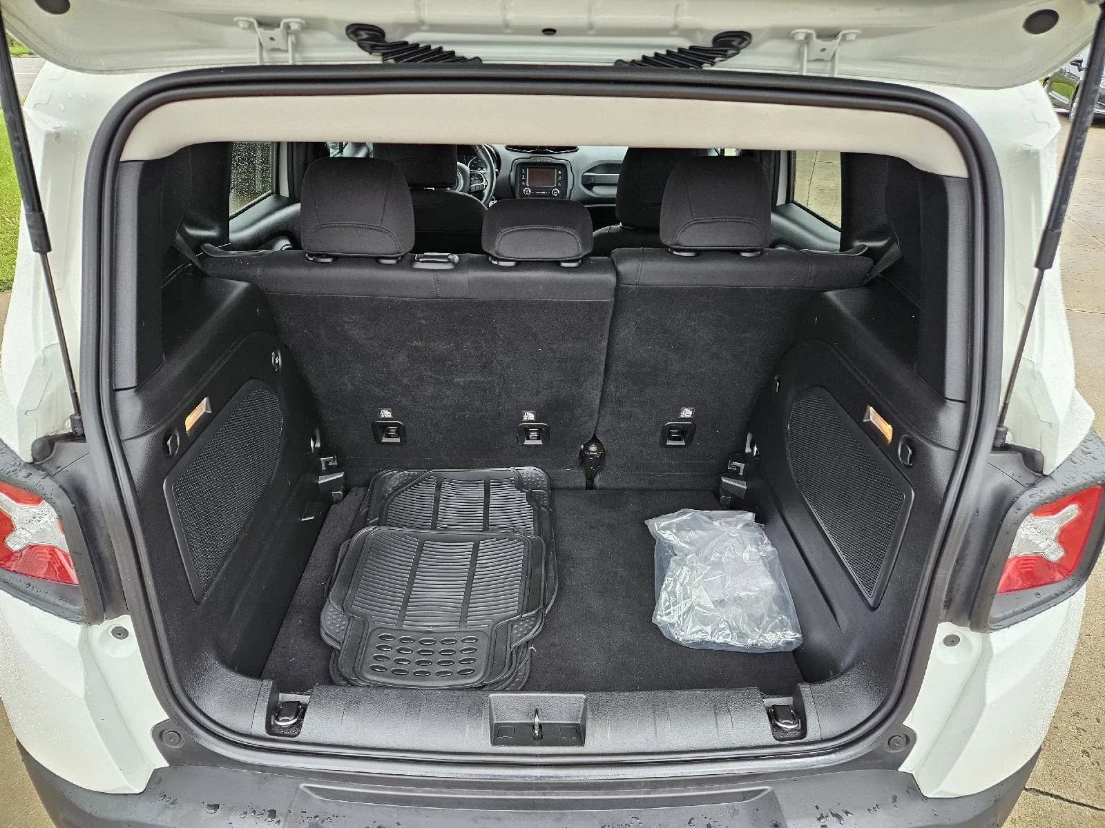 Used 2015 Jeep Renegade Latitude AWD/4WD image 18