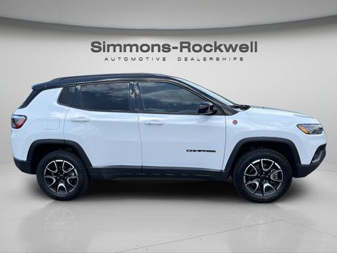 Used 2025 Jeep Compass Trailhawk AWD/4WD image 7