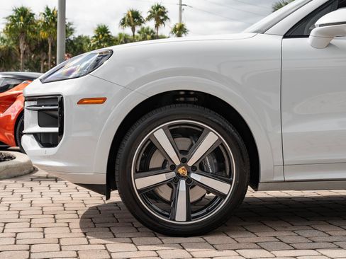 Used 2024 Porsche Cayenne Coupe AWD/4WD image 22