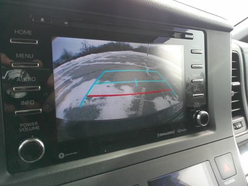 Used 2018 Toyota Sienna SE image 19