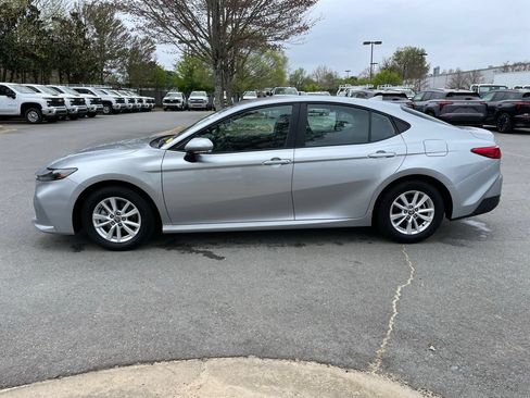 Used 2025 Toyota Camry SE FWD image 4