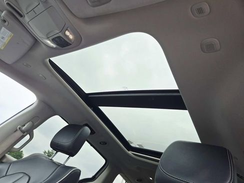 Used 2022 Chrysler Pacifica Limited AWD/4WD image 6