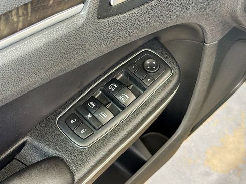 Used 2018 Chrysler 300 Limited AWD/4WD image 18