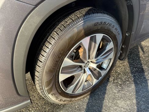 Used 2021 Toyota Highlander XLE image 9