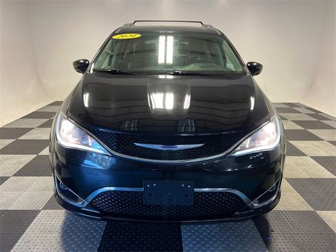 Used 2020 Chrysler Pacifica Touring-L image 2