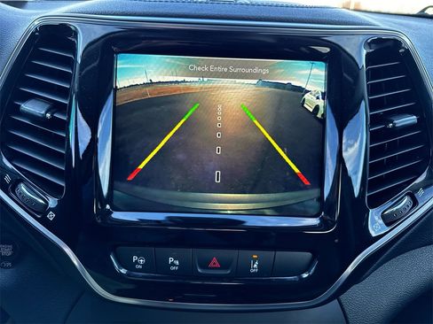 Used 2019 Jeep Cherokee Limited w/ Technology Group image 17