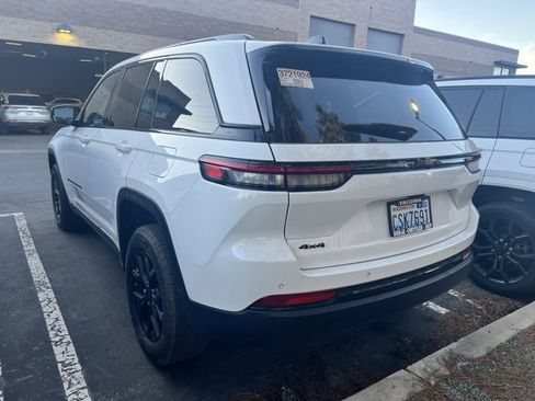 Used 2025 Jeep Grand Cherokee Altitude image 3