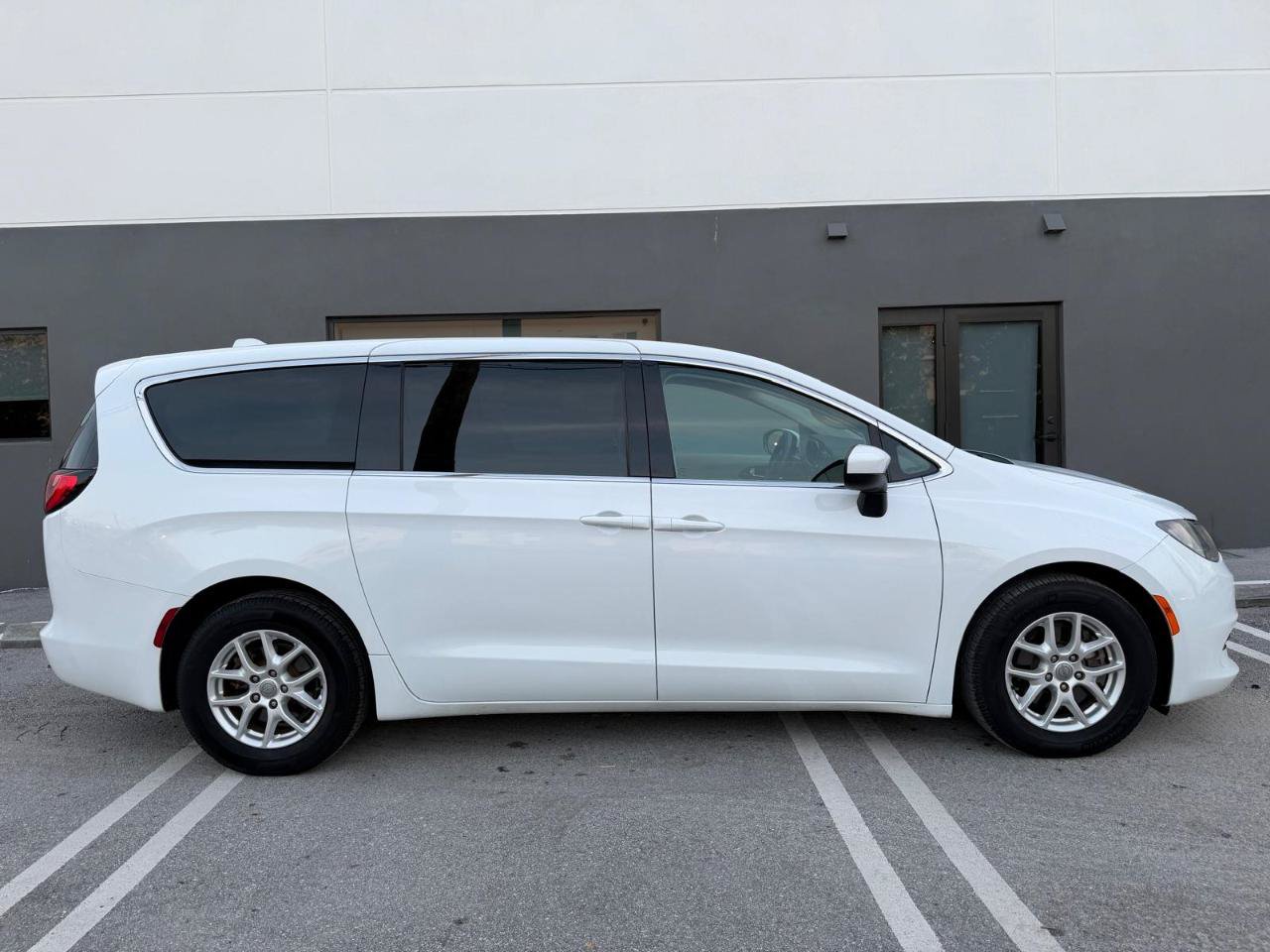 Used 2018 Chrysler Pacifica LX FWD image 11
