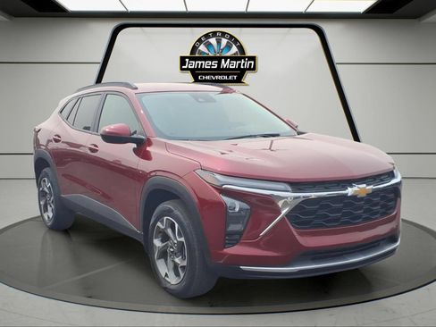 Used 2025 Chevrolet Trax LT w/ LT Convenience Package FWD image 3