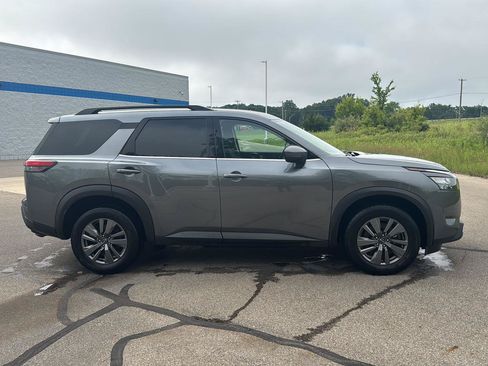Used 2025 Nissan Pathfinder SV AWD/4WD image 6