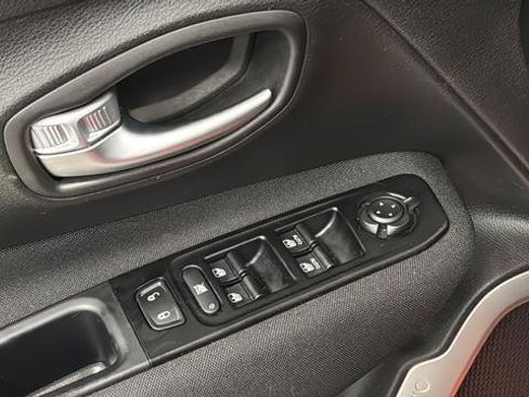 Used 2021 Jeep Renegade Latitude AWD/4WD image 20