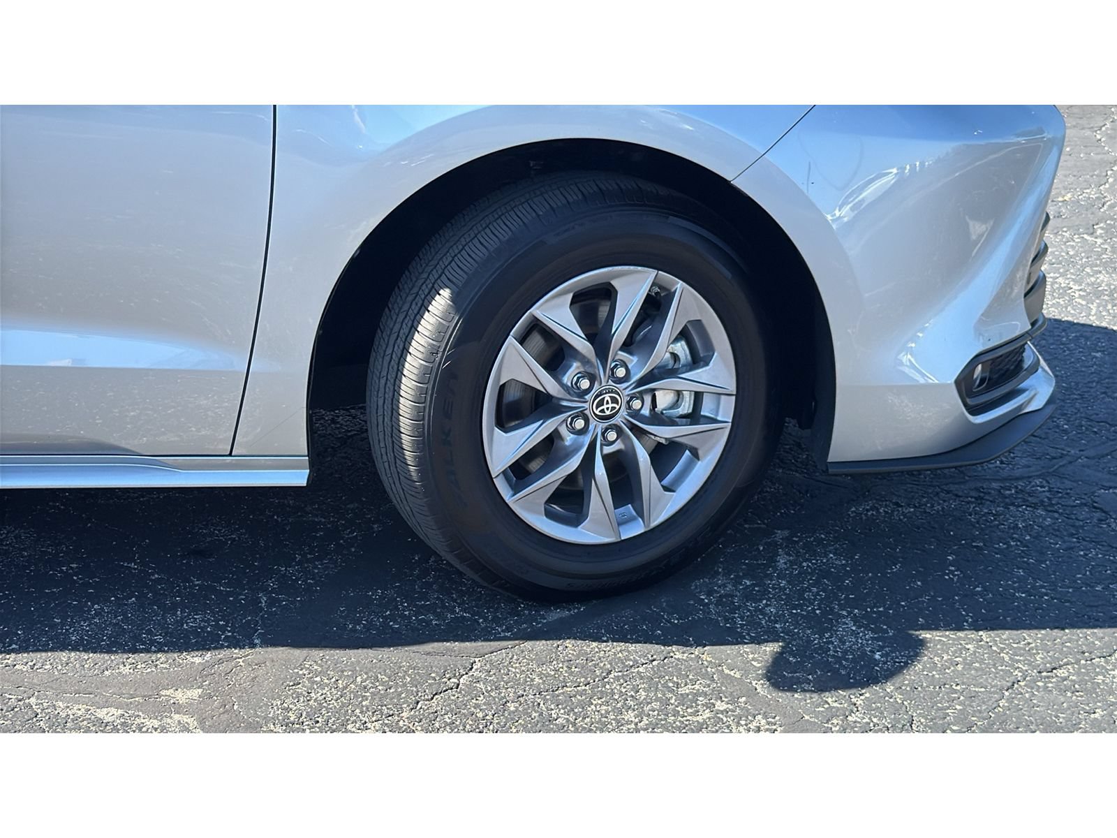 Certified 2025 Toyota Sienna XLE FWD image 11