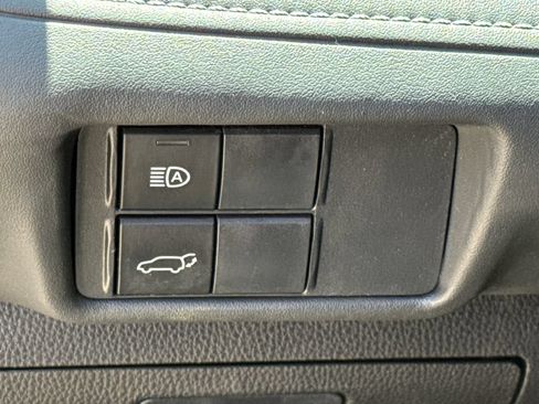 Used 2022 Toyota Highlander XLE FWD image 23