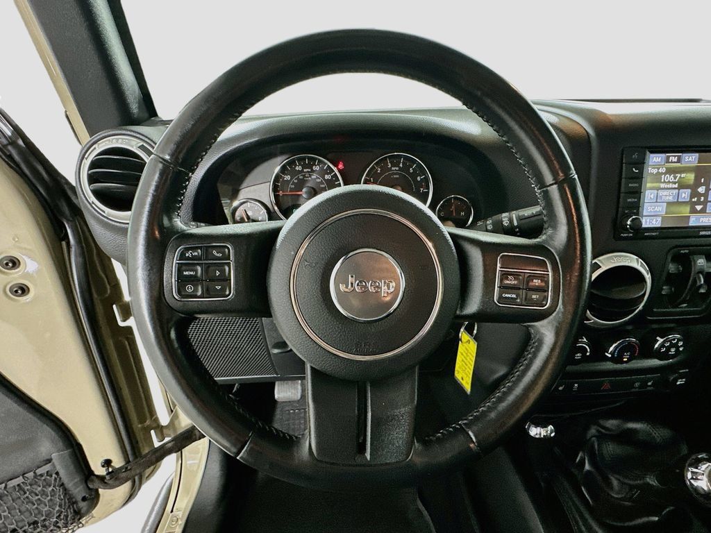 Used 2017 Jeep Wrangler Unlimited Rubicon w/ Connectivity Group AWD/4WD image 11
