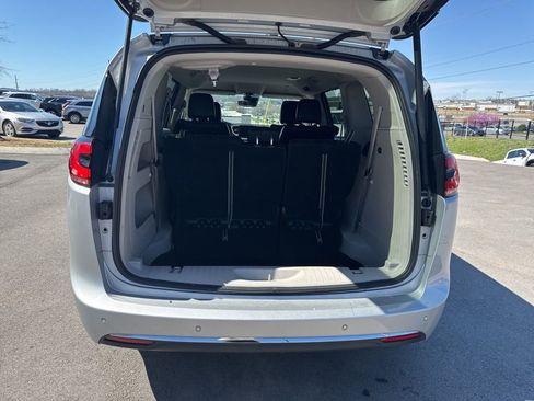 Used 2024 Chrysler Pacifica Touring-L FWD image 28