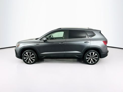 Used 2023 Volkswagen Taos SE w/ Panoramic Sunroof Package FWD image 4