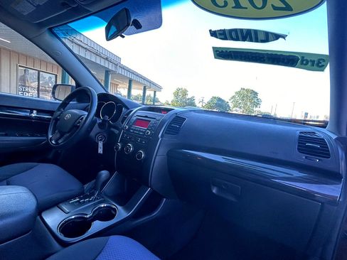 Used 2013 Kia Sorento LX image 19