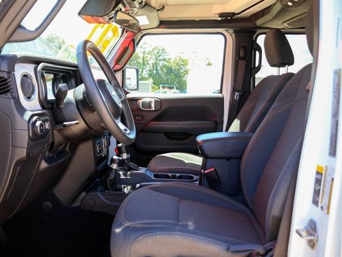 Used 2025 Jeep Wrangler Unlimited Sahara AWD/4WD image 7