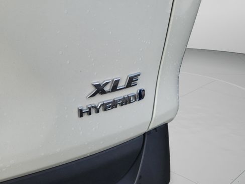Used 2021 Toyota RAV4 XLE Premium AWD/4WD image 21
