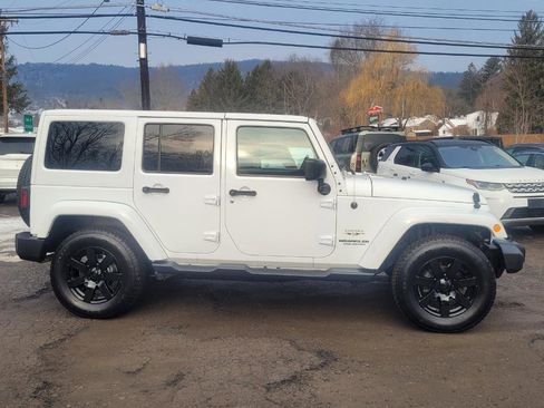 Used 2017 Jeep Wrangler Unlimited Sahara w/ Connectivity Group image 9