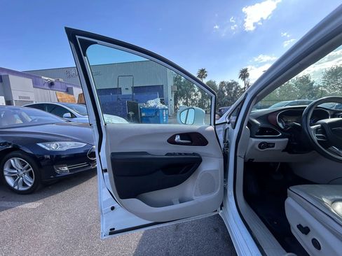 Used 2019 Chrysler Pacifica Limited image 8