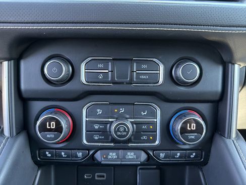Used 2021 Chevrolet Suburban Premier AWD/4WD image 28