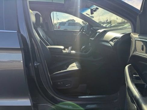 Used 2018 Ford Edge Titanium w/ Equipment Group 301A AWD/4WD image 13